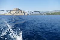 Bootsfahrt in der Kvarner Bucht – Die Brücke von Krk mit der Insel des heiligen Markus