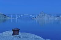 Ehemalige Fähranlegestelle – Blick auf die Brücke von Krk