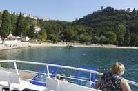 Bootsfahrt in der Kvarner Bucht – Am Fuße der Stadt Omisalj