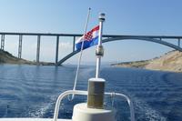 Bootsfahrt in der Kvarner Bucht – Die Brücke von Krk