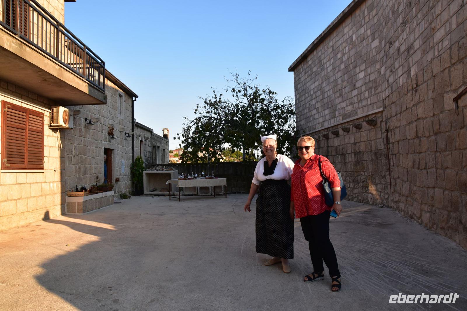 105 Kroatisches Dorf Komaj-Cilipi, Empfang bei unserer Gastgeberfamilie mit Antea