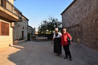 105 Kroatisches Dorf Komaj-Cilipi, Empfang bei unserer Gastgeberfamilie mit Antea