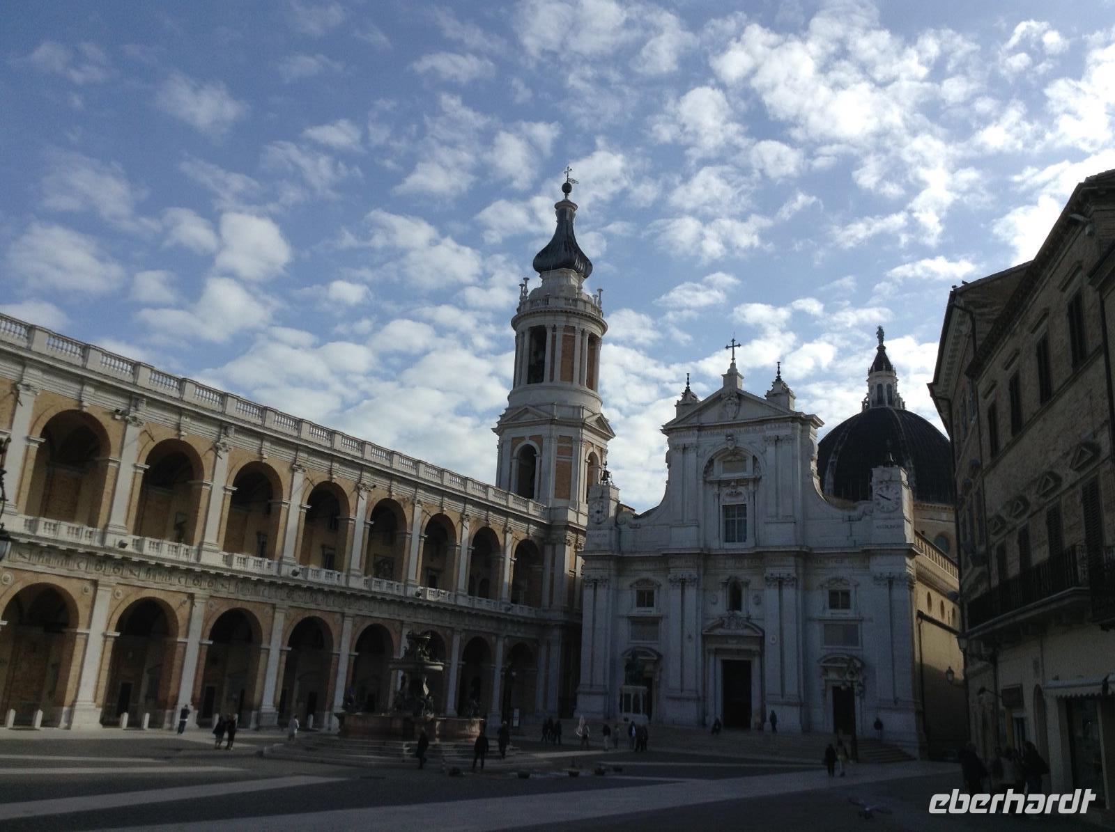 der gesamte Komplex mit Kloster