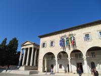 Blick auf Augustus-Tempel von Pula