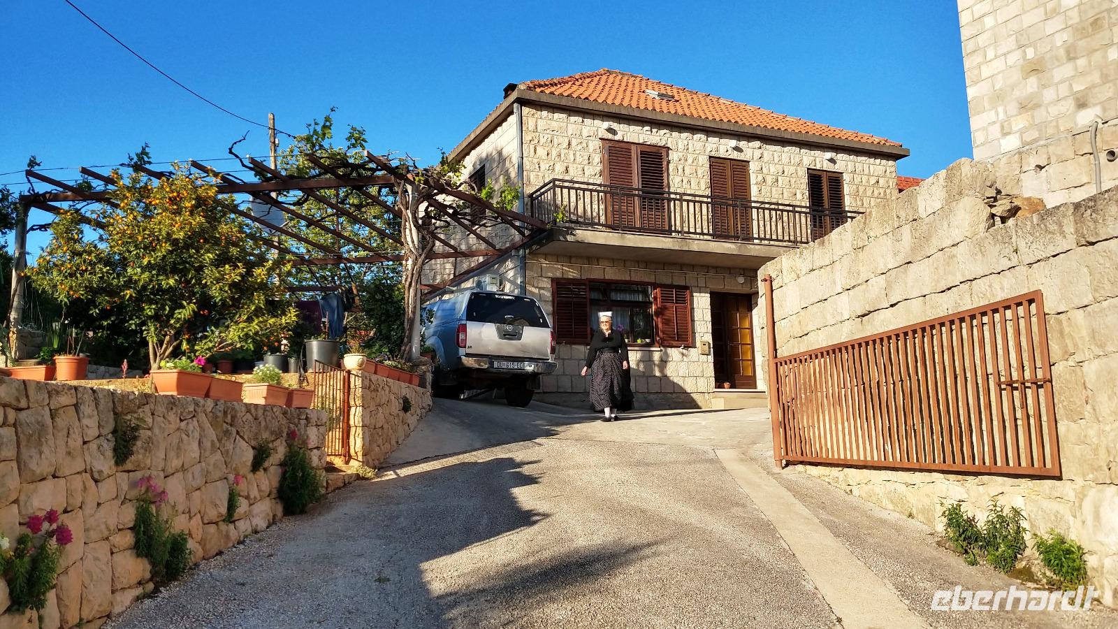 063 Dorf Komaj-Cilipi, Gastgeberin Mare