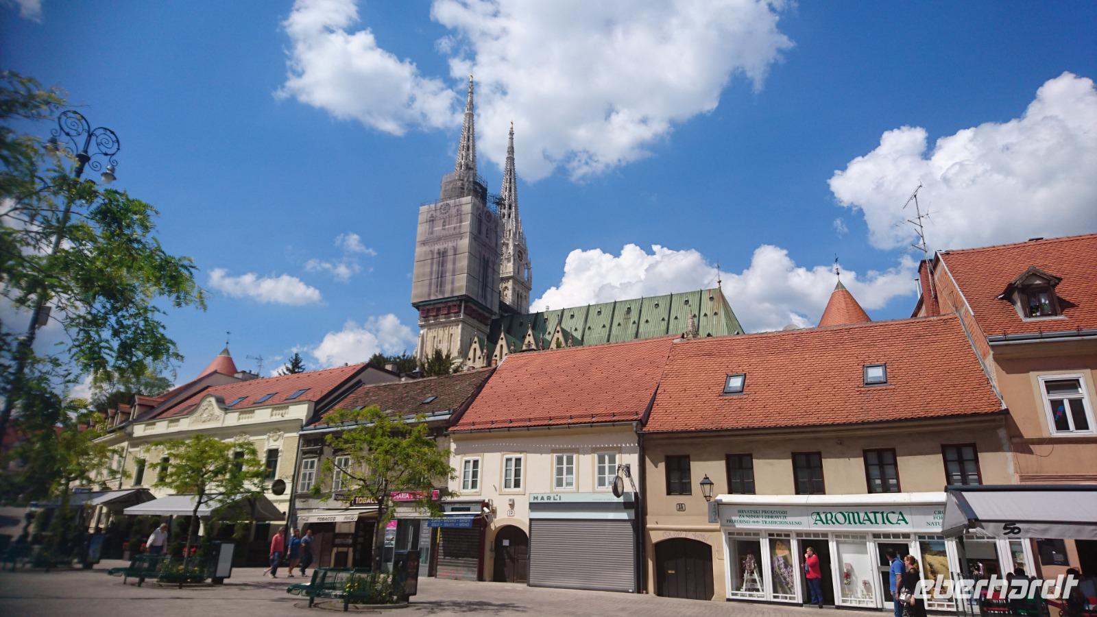 Schöne alte Häuser vor der Kathedrale von Zagreb 