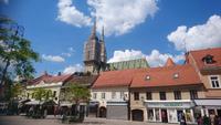 Schöne alte Häuser vor der Kathedrale von Zagreb 