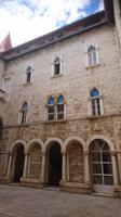 Venezianischer Stil im Innenhof des Rathauses, Trogir