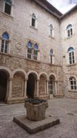 Innenhof des Rathauses von Trogir im venezianischen Stil