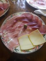 lokaler Schinken und Käse