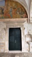 090 Dubrovnik, Kreuzgang im Franziskanerkloster, Eingang zur Kirche