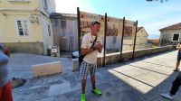 Singlereise Kroatien - Reiseleiter Tomy beim Rundgang in Novi