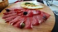 Singlereise Kroatien - Mittagessen während der Weinlese - typischer Schinken & Käse