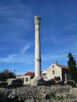 Säule eines romanischen Tempels in Nin