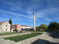 Säule eines romanischen Tempels in Nin