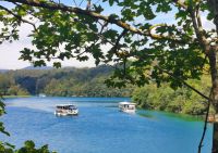 Die Boote bringen die Gäste von der einen Seeseite zur anderen, Plitvicer Seen