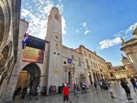 Auf der Stradun Straße in Dubrovnik vor dem Zollhaus