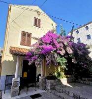 Die Bougainvillea blüht in Ston, Halbinsel Peljesac