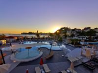 Ausblick während des Abendessen auf die Kulisse von Rab