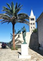 Einer der vier Kirchtürme in Rab