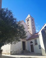 Einer der vier Kirchtürme in Rab