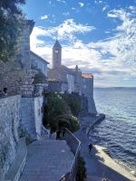 Blick auf die Mauern der Altstadt von Rab