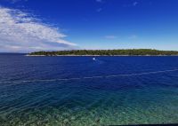 Nach dem nächtlichen Regen sind Himmel und Meer wieder azurblau