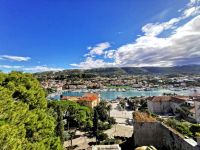 Blick von Rab aus auf die Buchten der Insel