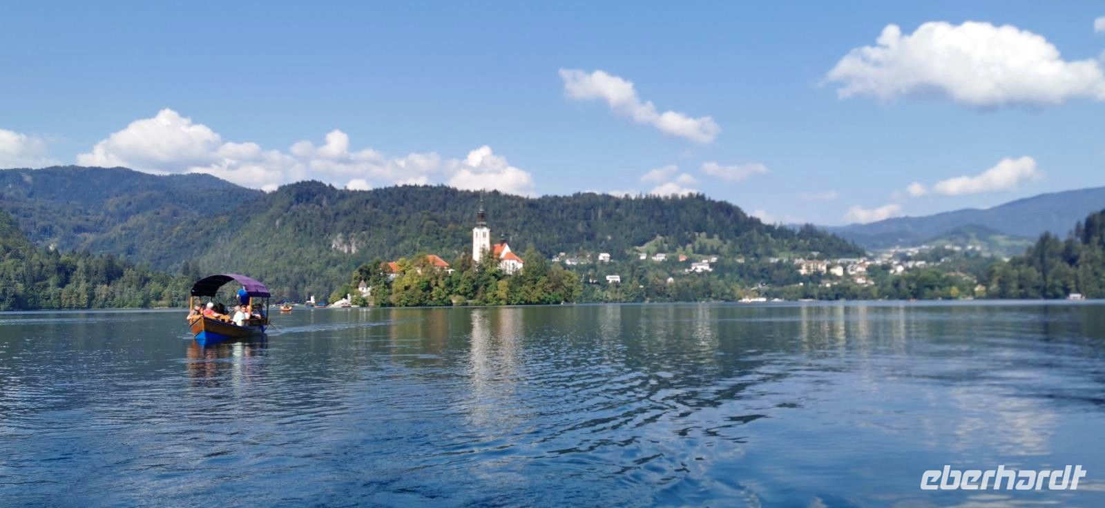 Der Bleder See mit Pletna Boot und Kapelle, Bled