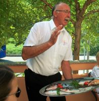 Wirt Josip erklärt die Fischspeisen 