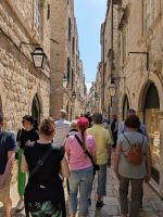 in einer der enge, quer zur 