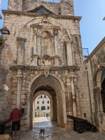 Das Altstadttor von der Stadtseite ... 