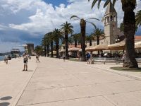 Hafenpromenade von Trogir mit Blick zur Festung Kamerlengo