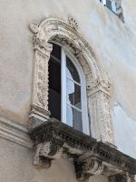 schöne Details findet man überall in der Altstadt von Rab: z.B. verzierte steinerne Fensterrahmen