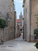 Blick durch eine der oberen Altstadtgassen in Rab