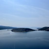 Die Brücke zur Insel überqueren