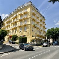 Gegenüber dem Angiolina Park