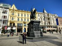 Marija, unsere Stadtführerin in Zagreb vor dem Feldherrnstandbild von Ban Jelacic