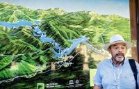 Reiseleiter Dragan erklärt uns die heutige Route