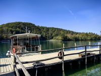 Mit diesen Booten kann man in Plitvice zu den verschiedenen Wanderwegen fahren