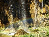 In den Wasserfällen erscheinen die Regenbögen