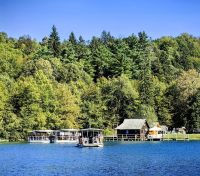 Mit diesen Booten fahren wir heute zwei Mal