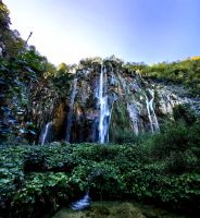 Der große 78 Meter hohe Wasserfall in Plitvice