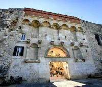 Ausgang aus dem Diokletianspalast in Split