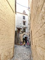 Kinder spielen in einer Gasse in Trogir