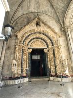 Reich verzierter Eingang zur Kathedrale von Trogir