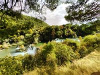 Die Krka fließt malerisch durch Skradinski Buk