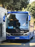 Unsere blaue Hummel und Andreas konzentriert beim Fahren