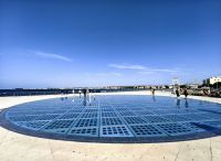 Am Tag Sonnenkollektoren, in der Nacht beleuchtet, an der Meeresorgel in Zadar