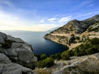 Wir fahren die Küstenstraße zur Insel Rab